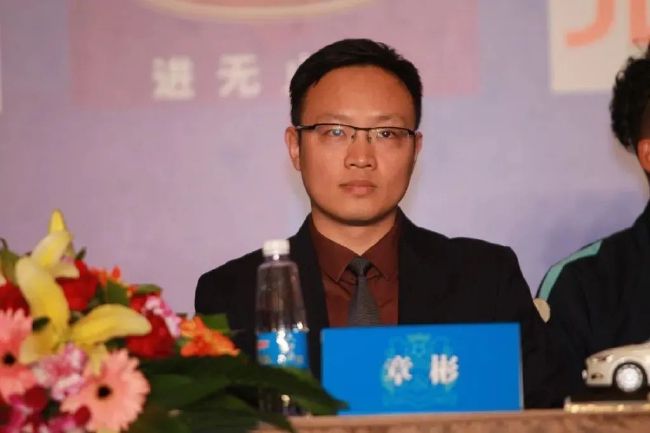 【赛制】参加俱乐部世界杯的32支球队将分成8个小组，每组4支球队，采取单循环赛制，每组前两名晋级16强。